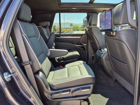Used 2025 Cadillac Escalade Premium Luxury AWD/4WD image 29