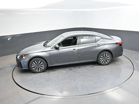 Used 2024 Nissan Altima 2.5 SV AWD/4WD image 39