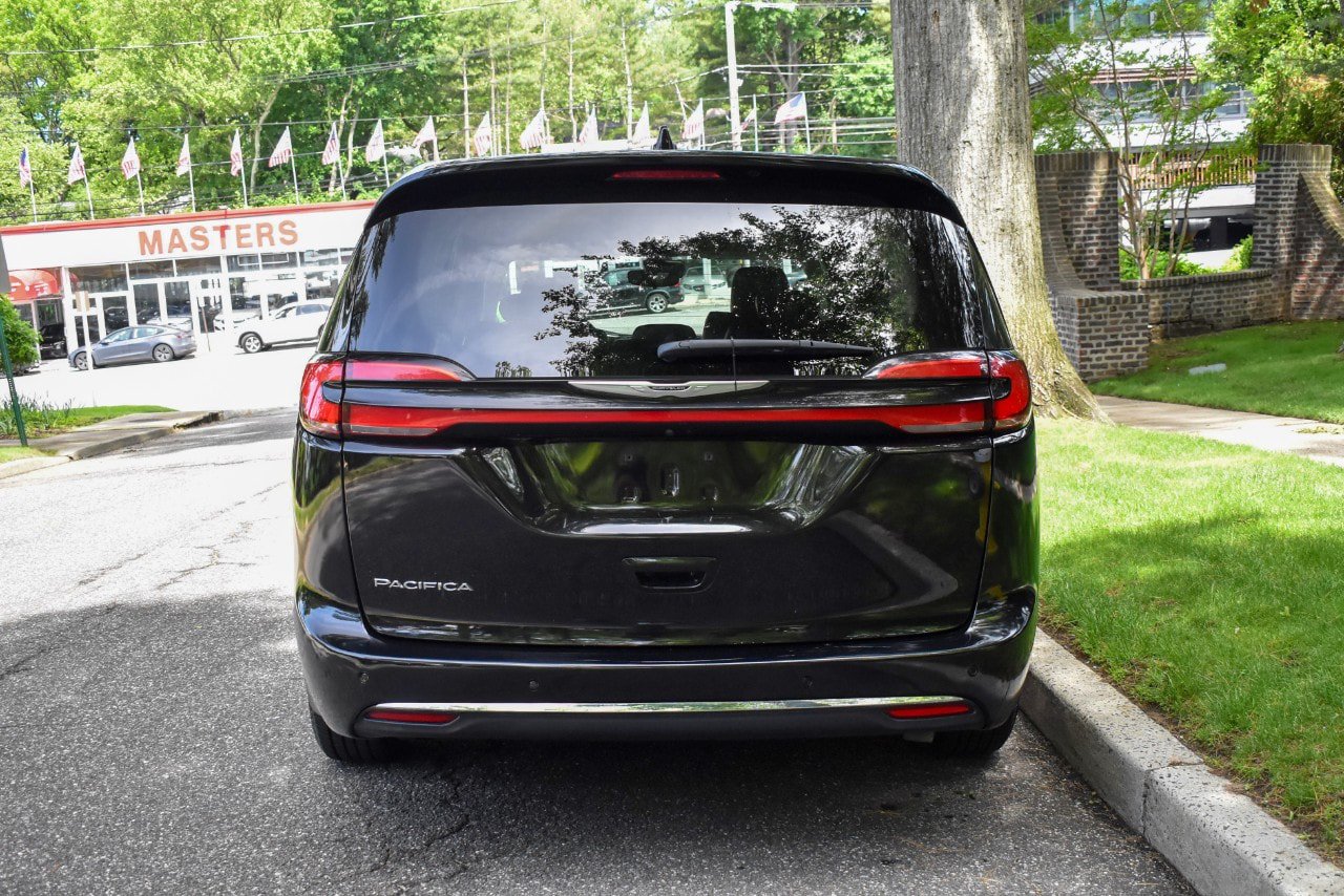 Used 2024 Chrysler Pacifica Touring-L FWD image 7