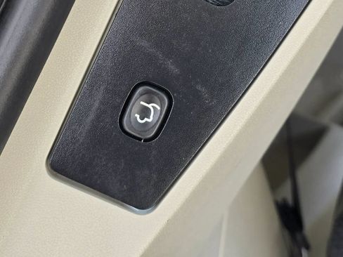 Used 2016 Chrysler Town & Country Limited FWD image 13