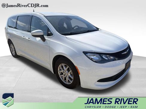 Used 2024 Chrysler Pacifica Touring-L FWD image 4