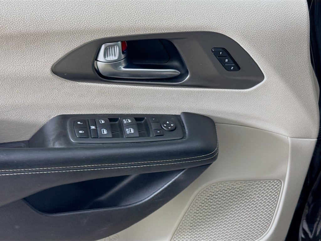 Used 2022 Chrysler Pacifica Touring-L FWD image 17