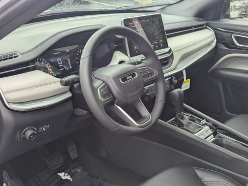 Used 2025 Jeep Compass Limited AWD/4WD image 24