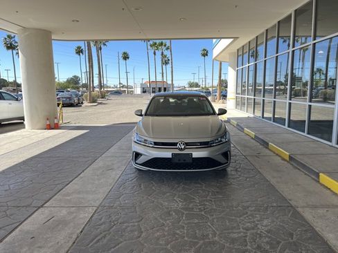 Used 2025 Volkswagen Jetta SE image 7