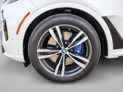Used 2025 BMW X7 M60i image 9