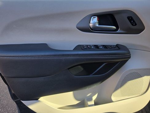 Used 2023 Chrysler Pacifica Touring-L FWD image 15