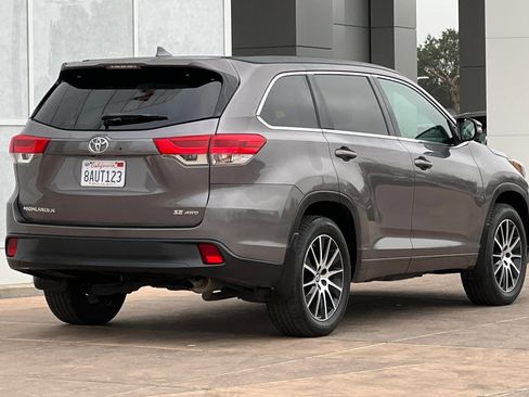 Certified 2017 Toyota Highlander SE image 4