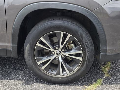 Used 2019 Toyota Highlander LE FWD image 3