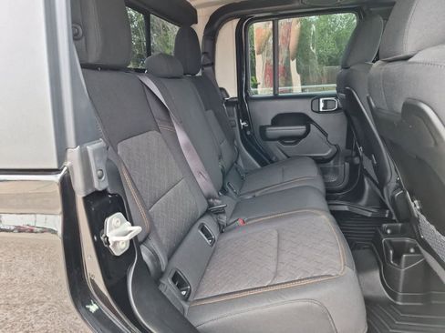Used 2025 Jeep Gladiator Mojave AWD/4WD image 25