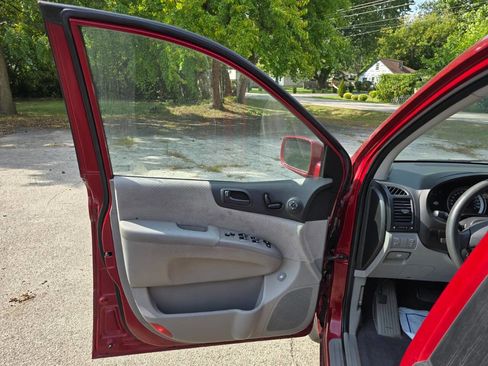 Used 2008 Hyundai Entourage Limited image 15