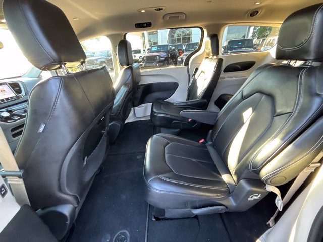 Used 2024 Chrysler Pacifica Touring-L FWD image 12