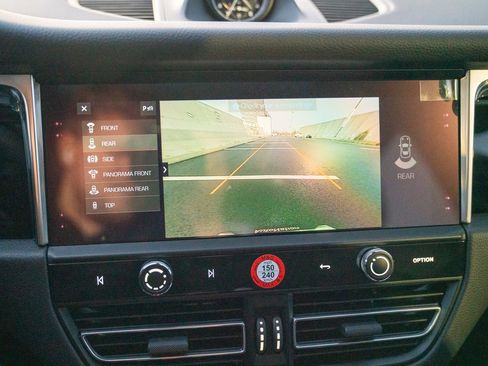 New 2026 Porsche Macan image 18