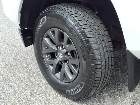 Used 2020 Toyota Tacoma SR5 AWD/4WD image 8