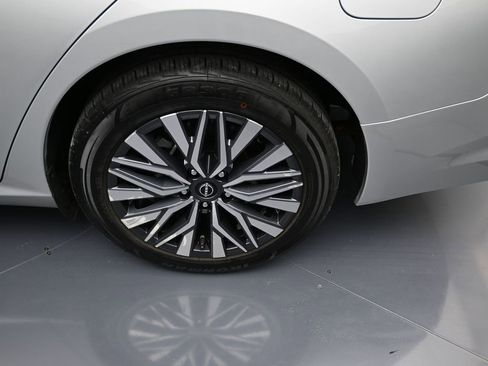 Used 2024 Nissan Altima 2.5 SV image 9