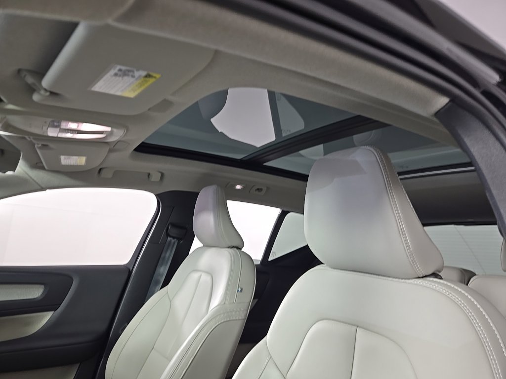 Certified 2025 Volvo XC40 B5 Ultra AWD/4WD image 19