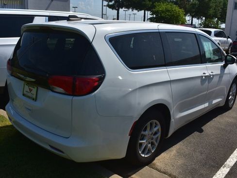 Used 2023 Chrysler Voyager LX FWD image 4