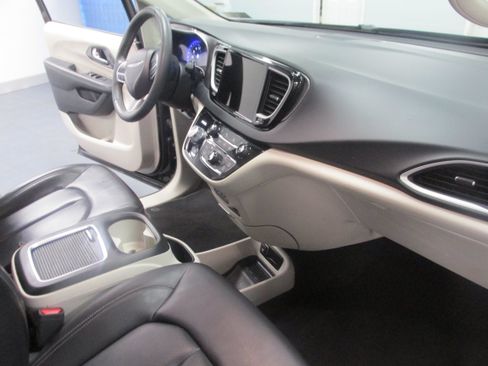 Used 2023 Chrysler Pacifica Touring-L FWD image 22