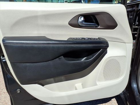 Used 2022 Chrysler Voyager LX image 20