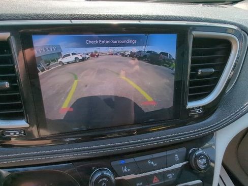 Used 2024 Chrysler Pacifica Limited FWD image 19
