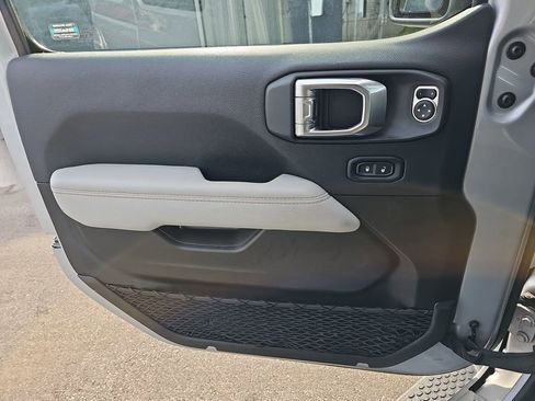 Used 2022 Jeep Wrangler Unlimited Sahara image 32