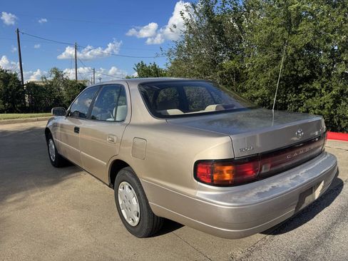Used 1994 Toyota Camry LE FWD image 5