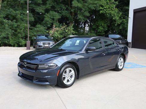 Used 2017 Dodge Charger SE w/ Popular Equipment Group image 3