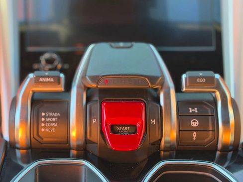 Used 2019 Lamborghini Urus Sport Utility 4D image 20