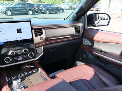 Used 2024 Ford Expedition Limited AWD/4WD image 28