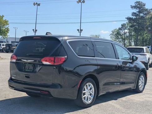 Used 2021 Chrysler Voyager LX FWD image 7