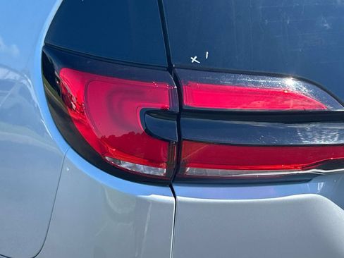 Used 2024 Chrysler Pacifica Touring-L FWD image 12