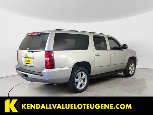 Used 2007 Chevrolet Suburban LT w/ LT Preferred Equipment Group AWD/4WD image 2
