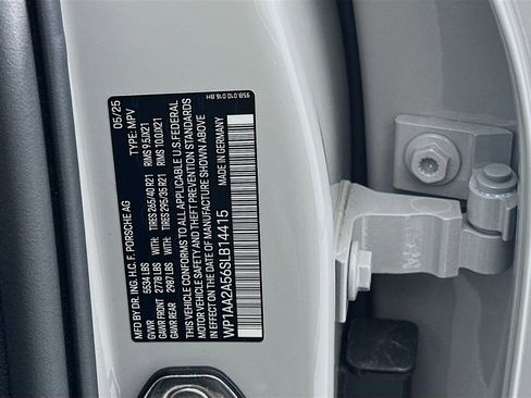 Certified 2025 Porsche Macan image 35