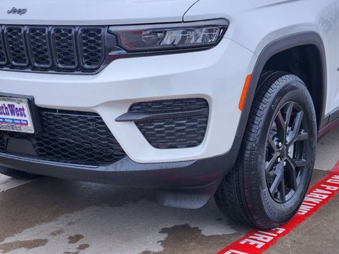 New 2025 Jeep Grand Cherokee Altitude image 9