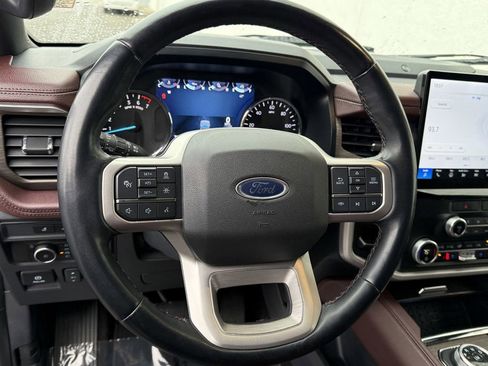 Used 2023 Ford Expedition Limited image 19