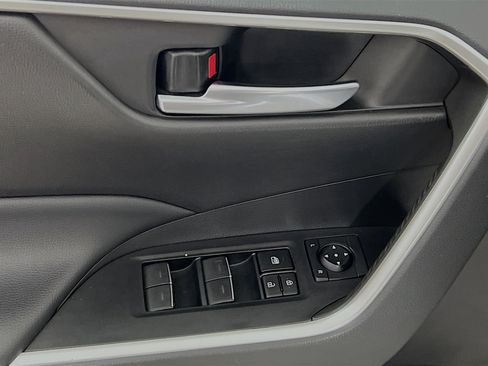 Used 2022 Toyota RAV4 XLE image 17