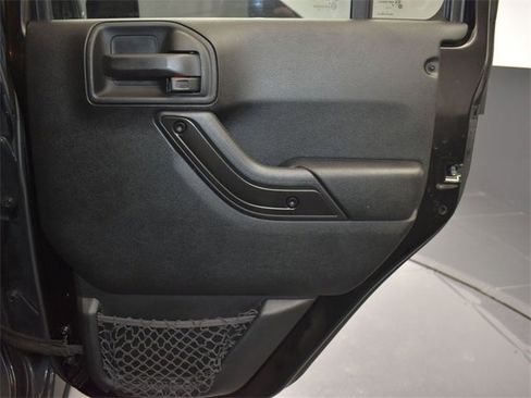 Used 2017 Jeep Wrangler Unlimited Sahara image 14