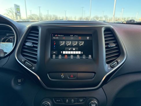 Used 2019 Jeep Cherokee Latitude Plus w/ Cold Weather Group image 18