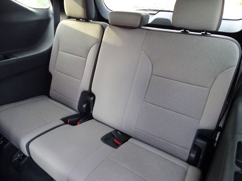 Used 2025 Chevrolet Traverse LT image 9