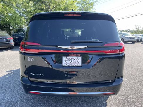 Used 2025 Chrysler Pacifica Select FWD image 4