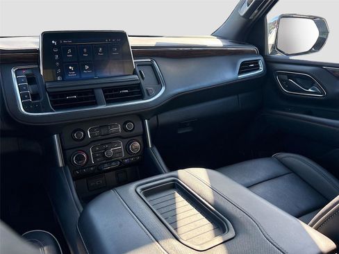 Used 2023 Chevrolet Suburban Premier image 27