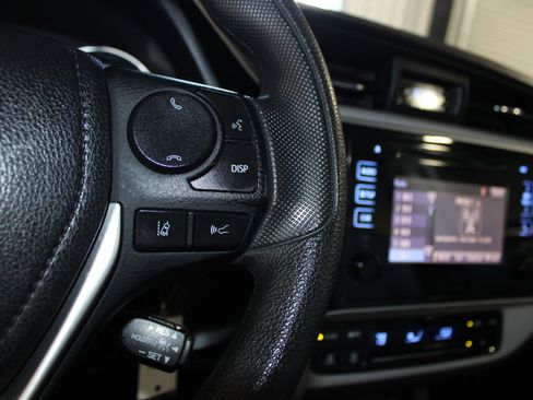 Used 2018 Toyota Corolla LE FWD image 17