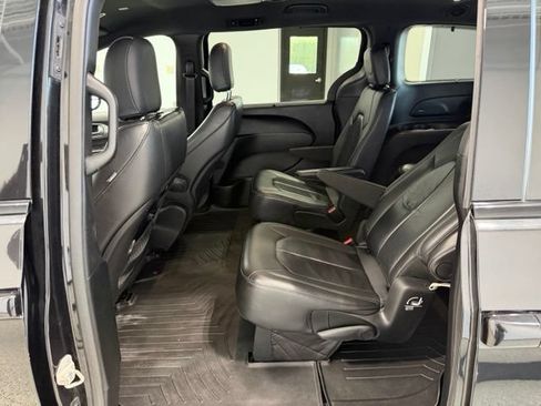 Used 2018 Chrysler Pacifica Touring-L w/ Premium Audio Group FWD image 27