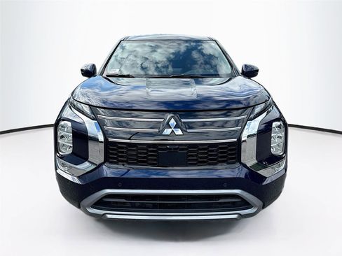 Used 2025 Mitsubishi Outlander SE image 2