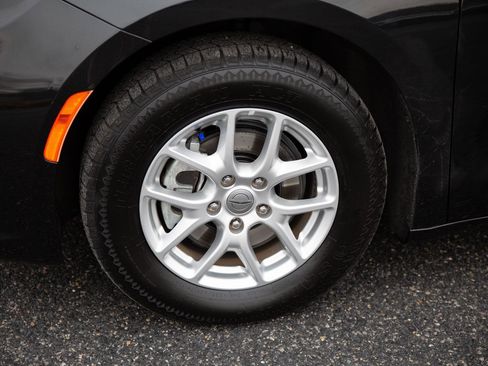 Used 2023 Chrysler Pacifica Touring-L image 9