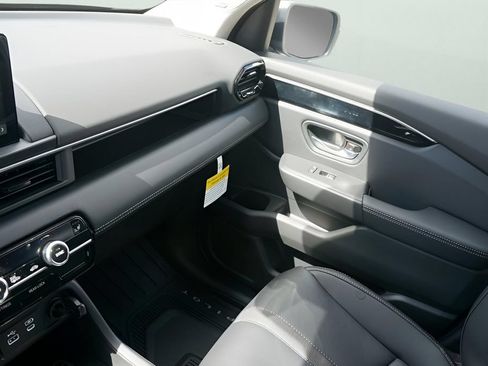 Used 2025 Honda Pilot Touring image 16