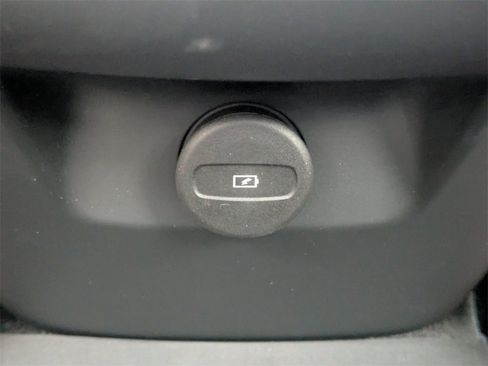 Certified 2023 Volvo XC60 B5 Ultimate w/ Protection Package Premier image 18