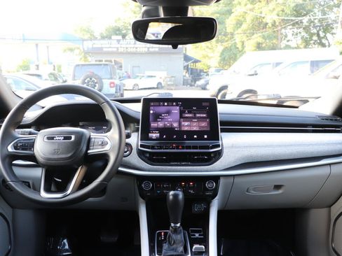 Used 2024 Jeep Compass Latitude AWD/4WD image 16