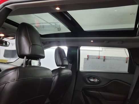 Used 2019 Jeep Cherokee Trailhawk AWD/4WD image 24