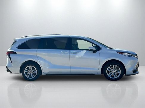 Used 2022 Toyota Sienna Limited image 4