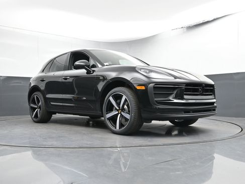 Certified 2025 Porsche Macan image 30